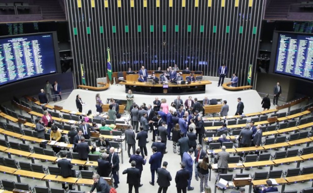 Câmara aprova projeto que aumenta pena para assassinato de professor dentro de escola; acompanhe