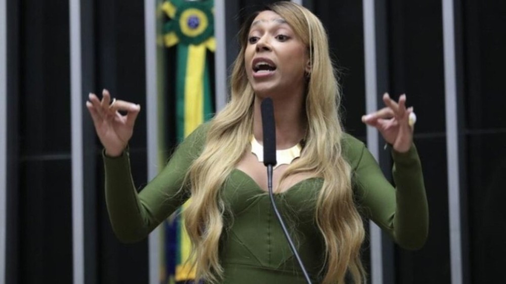 Erika Hilton pede indenização de R$ 5 mi de Nikolas Ferreira por ofensa transfóbica
