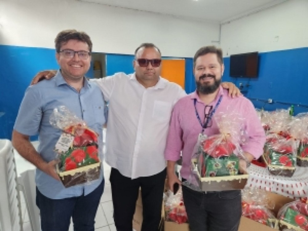 Asscamuc entrega cestas para servidores associados