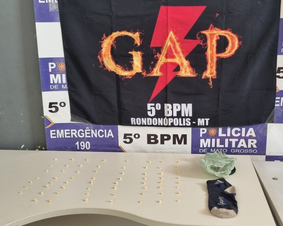 PM prende mulher com 63 pedras de pasta base de cocaína em Rondonópolis