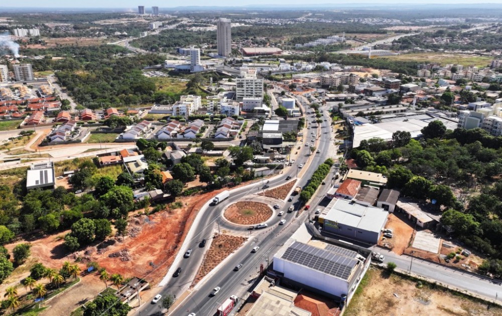 Canteiro central da Avenida República do Líbano é 'recortado' para ampliação da pista e rotatória do Gama passa a funcionar como retorno 