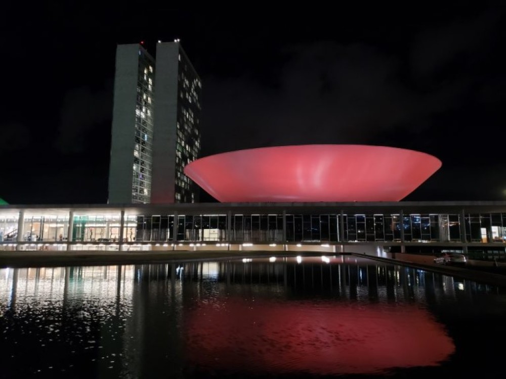 Câmara se ilumina de vermelho pelos dias mundiais do Doador de Sangue e da Talassemia