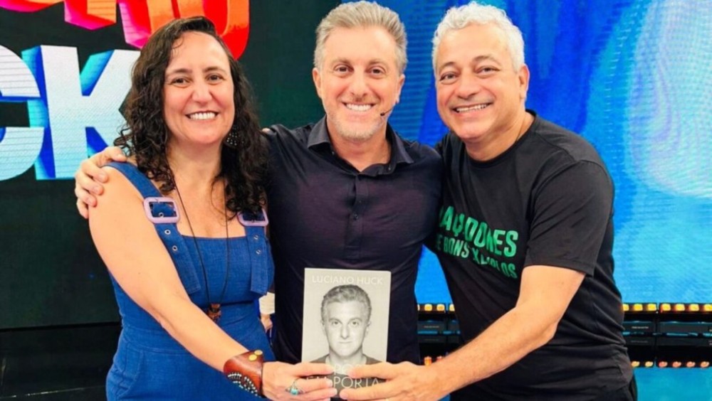 Luciano Huck homenageou o casal no @domingao e ainda presenteou o casal com seu livro: 