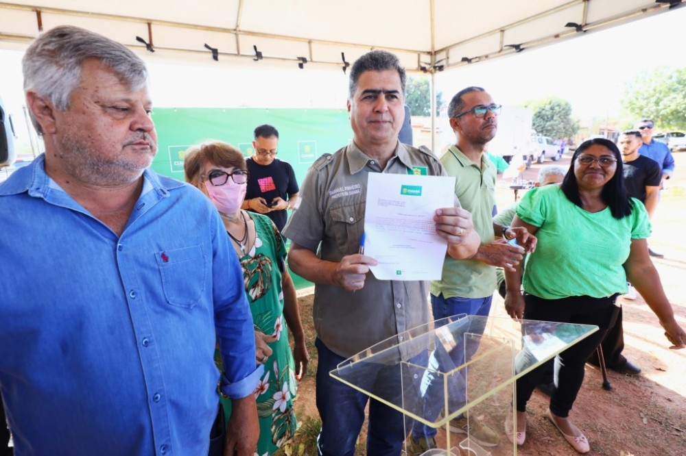Prefeito Emanuel Pinheiro assina ordem de serviço para pavimentação do Jardim Presidente I; investimento é de R$2,3 milhões