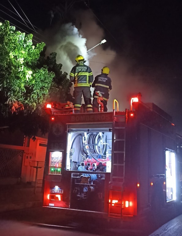 Corpo de Bombeiros Militar combate incêndio em transformador