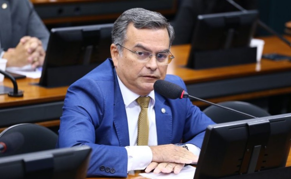 Comissão aprova licença-maternidade de 180 dias para bombeira e policial
