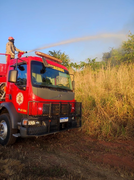 Corpo de Bombeiros combate incêndio em vegetação nas margens de rodovia