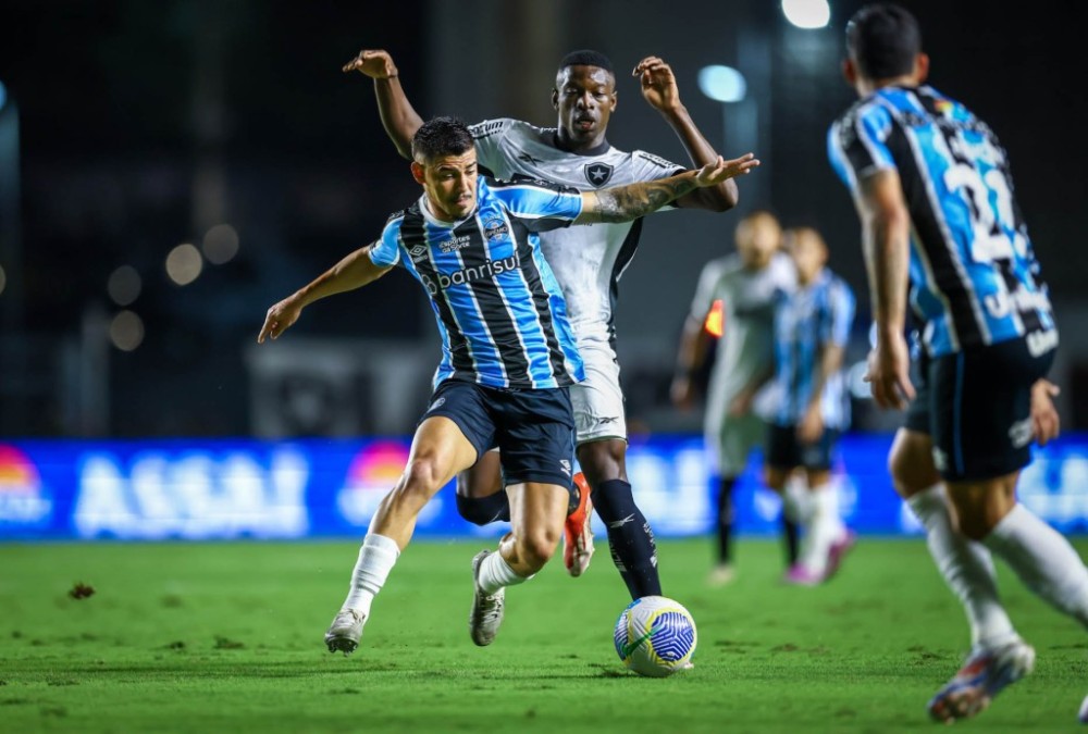 Botafogo assume liderança do Brasileirão com vitória sobre o Grêmio