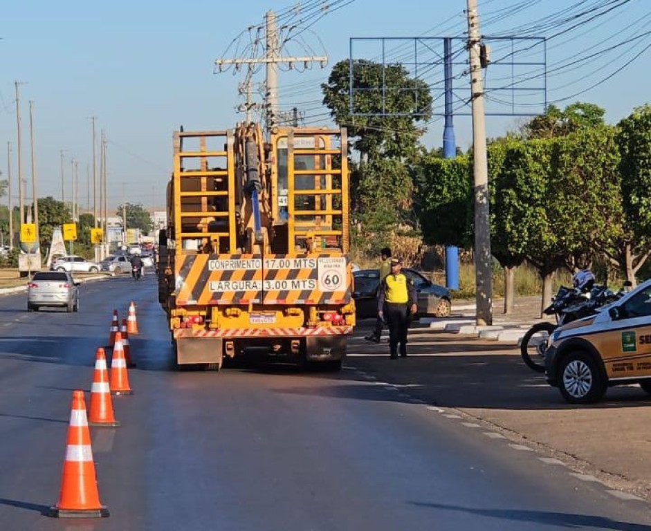 Operação Carga Pesada fiscaliza 32 caminhões em tráfego irregular por avenidas de Cuiabá 