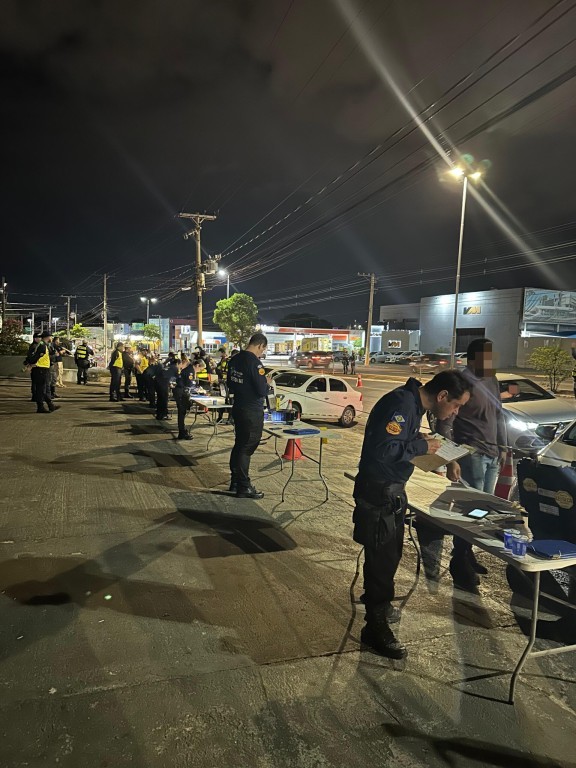 Blitz da Lei Seca na Avenida Miguel Sutil flagra motoristas dirigindo embriagados