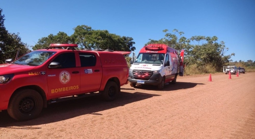 Bombeiros socorrem vítimas de acidente de carro na estrada do Parque Cachoeira da Fumaça