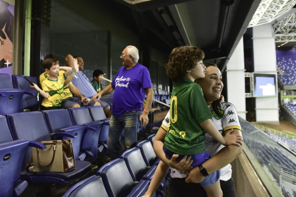Crianças sorteadas para assistir jogo do Cuiabá pelo Brasileirão aproveitam momento de lazer no Camarote do Autista