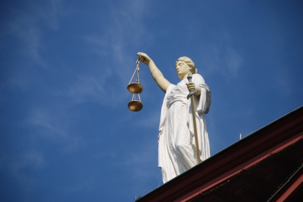 Tribunal do Júri condena réu a 17 anos de prisão por feminicídio