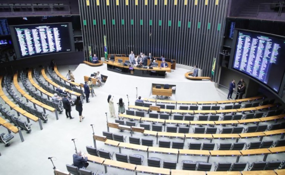 Deputados analisam regras para remarcação de serviços e eventos em razão de enchentes no RS; acompanhe