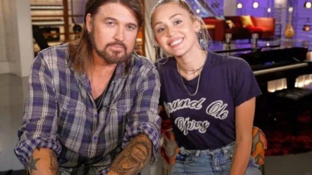 Pai de Miley Cyrus divulga bilhete de ex em meio a acusações de abuso