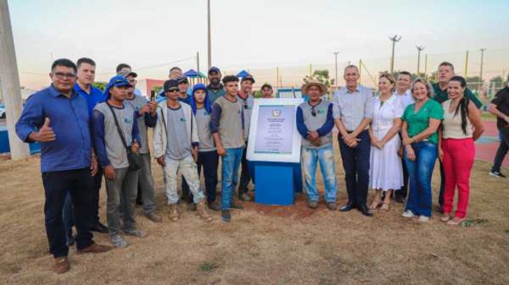 Praça do bairro Vida Nova recebe duas quadras e parque infantil
