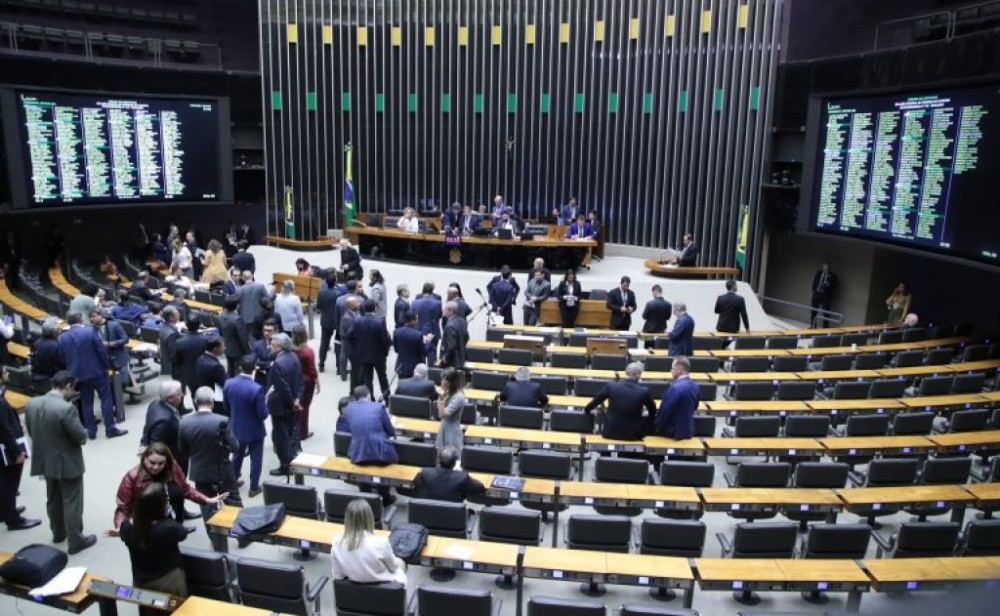 Deputados analisam projeto que mantém Bolsa Família para trabalhador contratado por safra; acompanhe