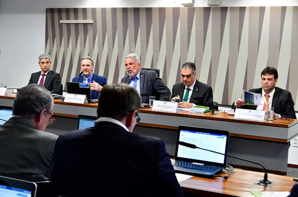 Relator defende projeto de energia solar para famílias de baixa renda