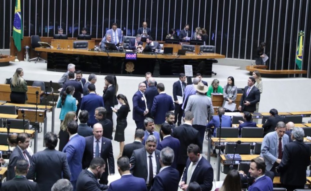 Aprovada urgência para projeto que prorroga prazo de benefícios a usinas de energia eólica ou solar