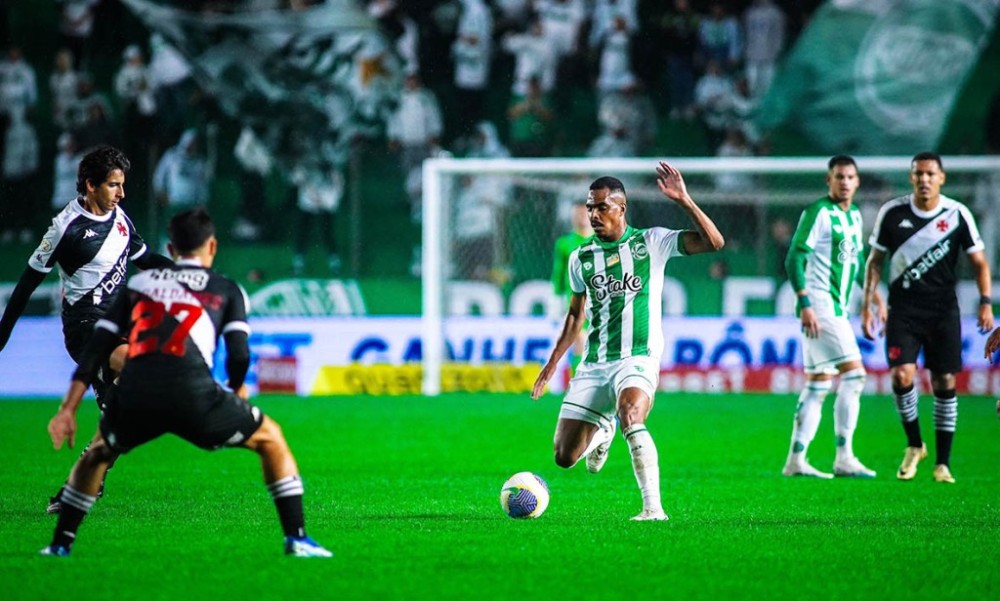 Juventude vence o Vasco com dois golaços e sobe na tabela do Brasileirão