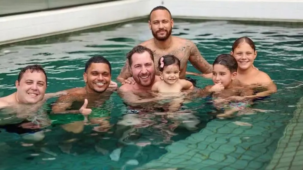 Neymar curte dia de descanso na piscina com o filho, afilhada e amigos: ‘Piscininha!’