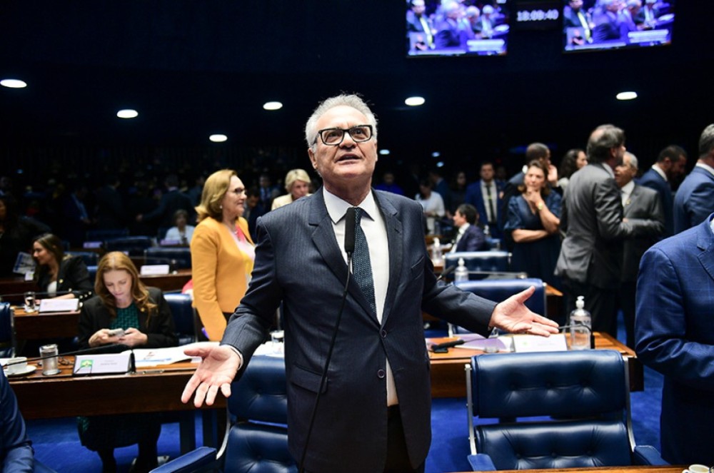 Renan condena anistia de multas a partidos que descumpriram regras