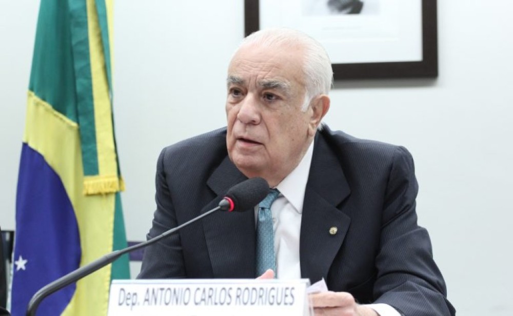 Comissão aprova projeto que obriga aplicativo de transporte a pagar seguros