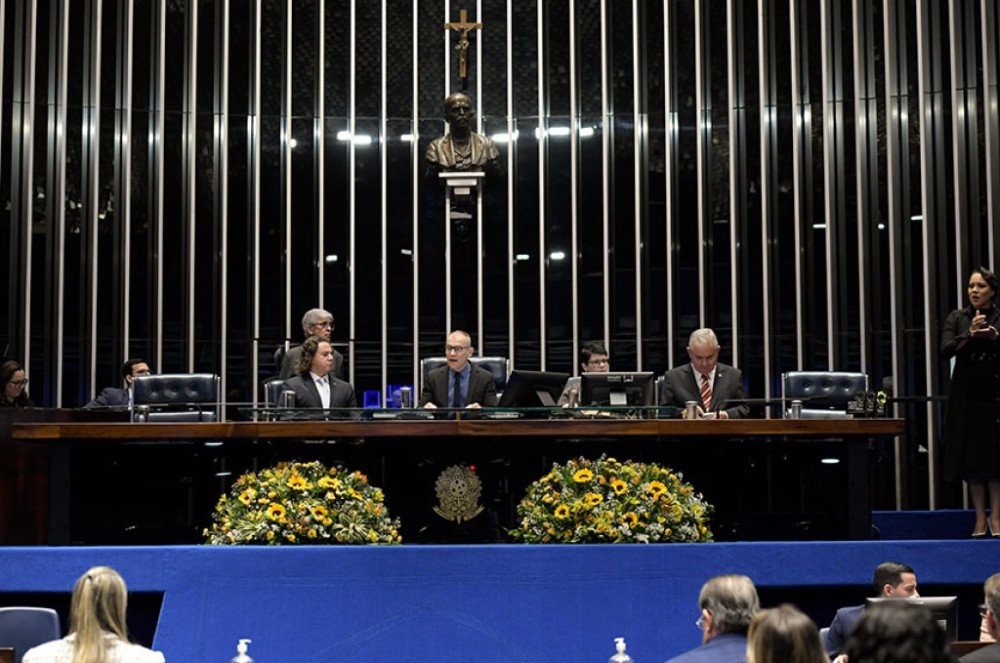 Senado homenageia pessoas e instituições que incentivam adoção tardia
