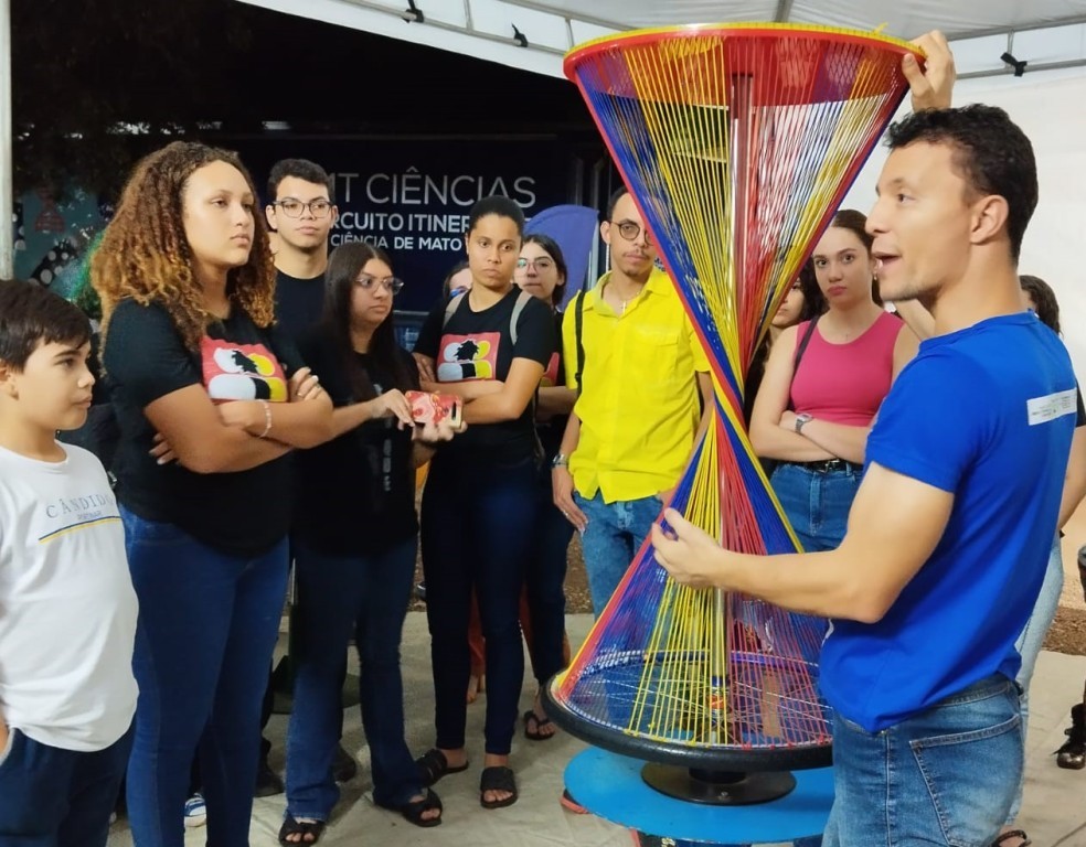 Alunos do cursinho ‘Zumbi dos Palmares’ visitam o projeto Palco da Ciência