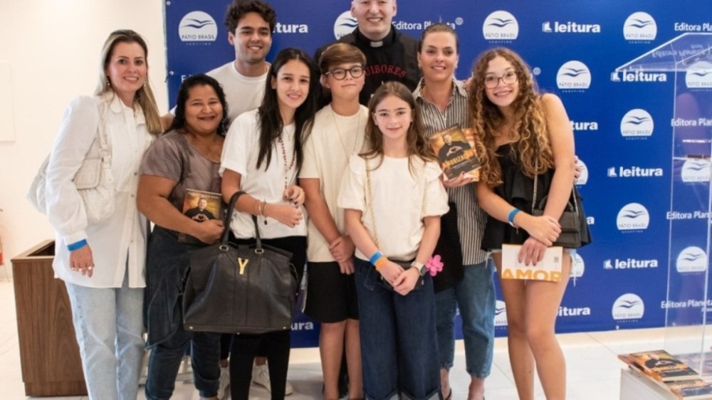 Padre Marcelo Rossi participa de sessão de autógrafos em Brasília