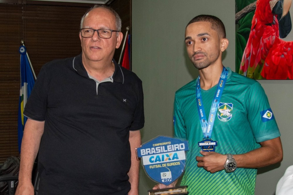 Heitor Wallas é saudado pelo prefeito após ser aclamado melhor jogador de futsal para surdos