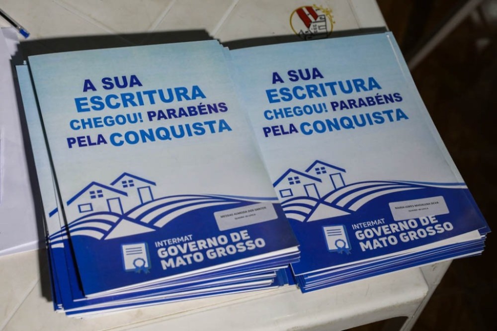 Governo de MT entrega 300 escrituras a moradores do Pedra 90 e Cinturão Verde em Cuiabá