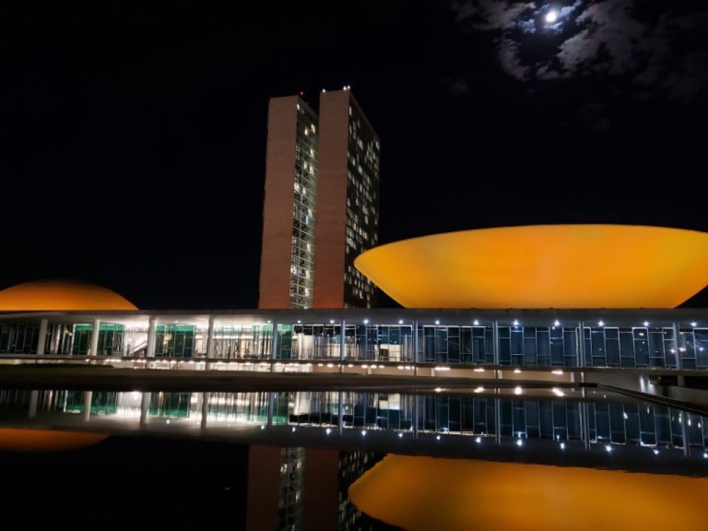 Iluminação laranja no Congresso destaca o Dia Nacional de Luta contra Queimaduras