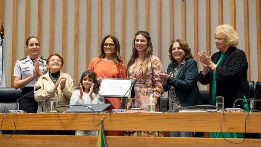 Ana Dubeux se emociona ao receber Título de Cidadã Honorária de Brasília