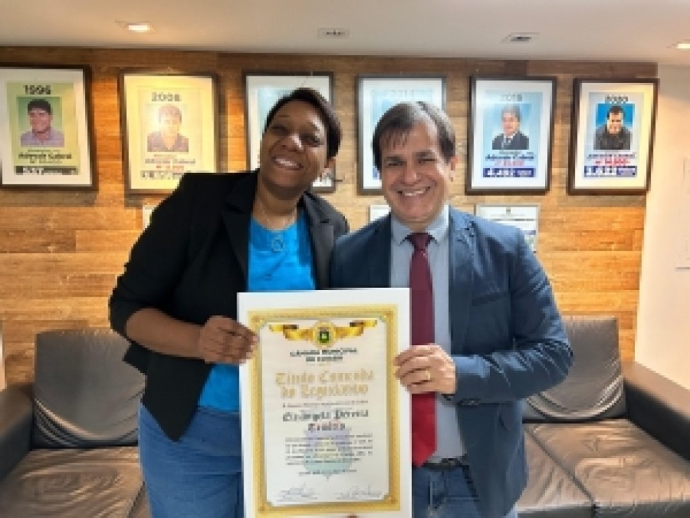 Vereador Adevair Cabral homenageia jornalista Elizângela Tenório com Comenda do Legislativo