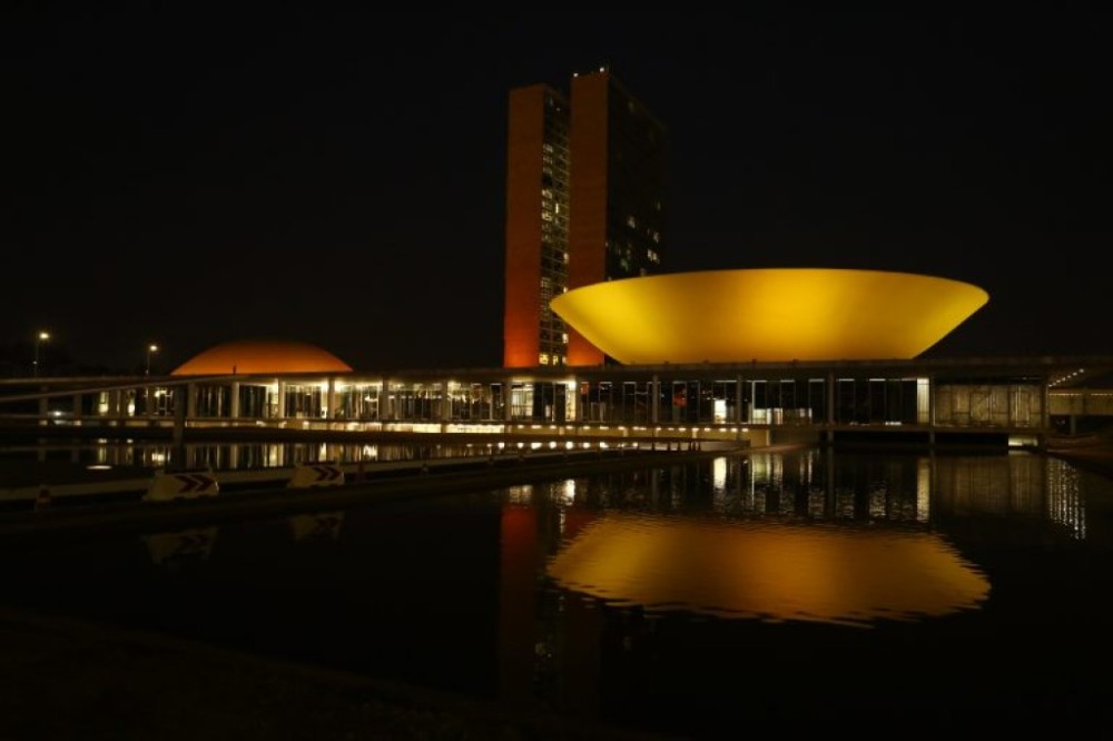 Congresso Nacional ganha iluminação laranja em apoio à Festa da Música