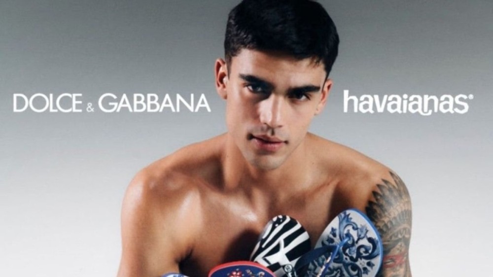 Conheça o brasileiro que estrela nova collab de Dolce & Gabbana e Havaianas