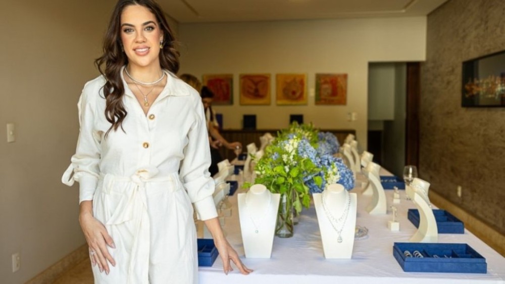 Em sua casa, Bebel Lobão recebe marca de joias ‘Azul’