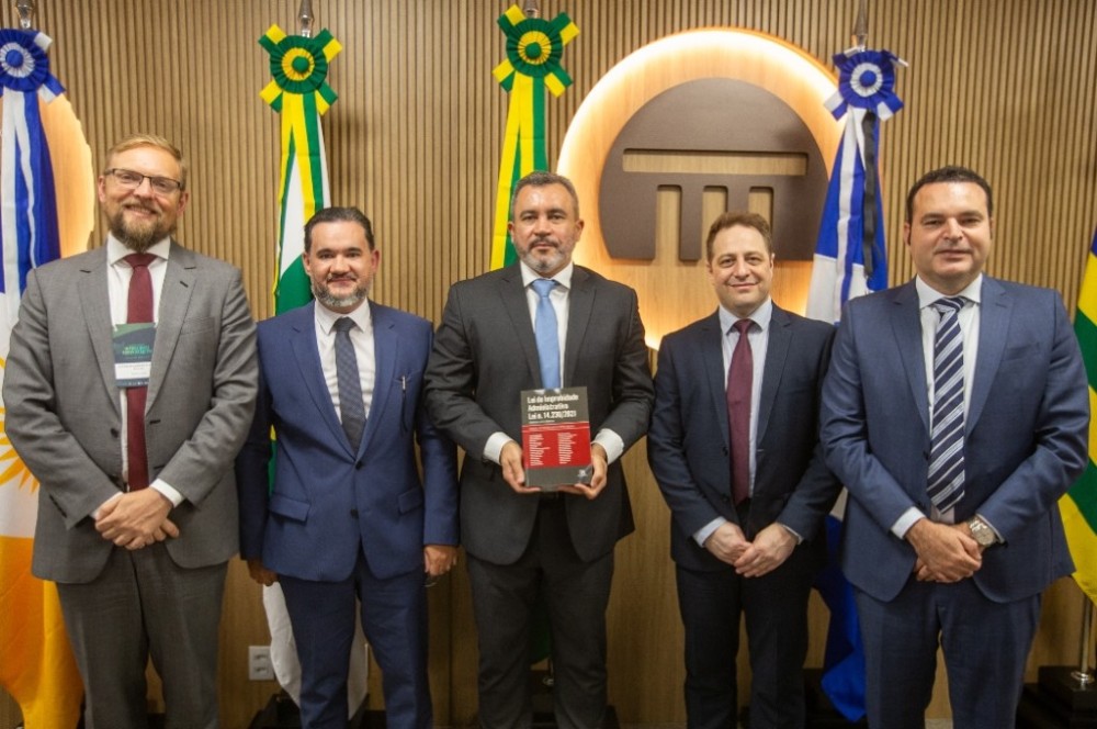 Livro sobre improbidade administrativa de coautoria de juízes do TJMT é lançado em congresso