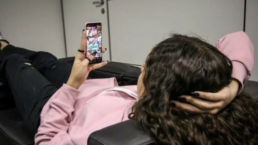 Rede pública do DF alerta para problemas na coluna causados pelo uso incorreto do celular
