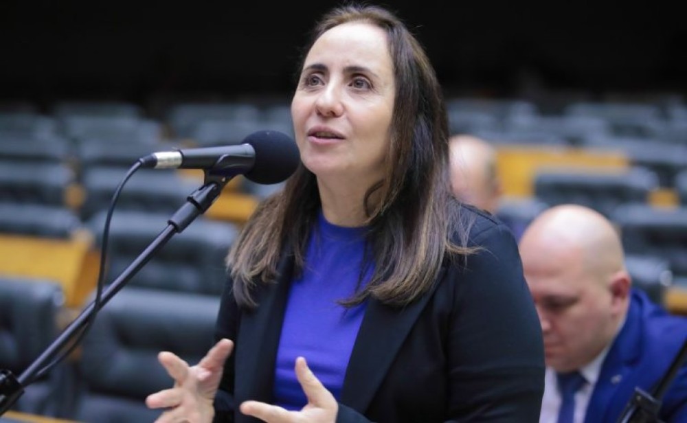 Comissão aprova criação de programa para incentivar bons alunos da rede pública