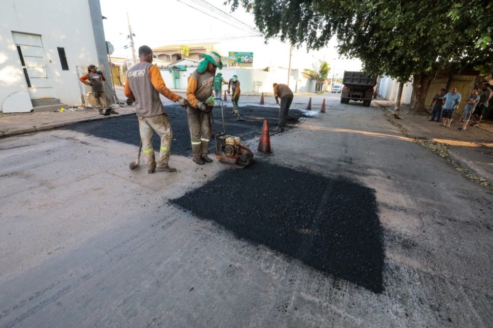 Operação tapa-buracos desencadeada pela Prefeitura de Cuiabá atende as quatro regiões da cidade