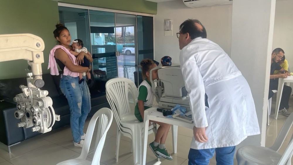 Equipe gestora convida responsáveis para acompanhar os estudantes durante exames de optometria
