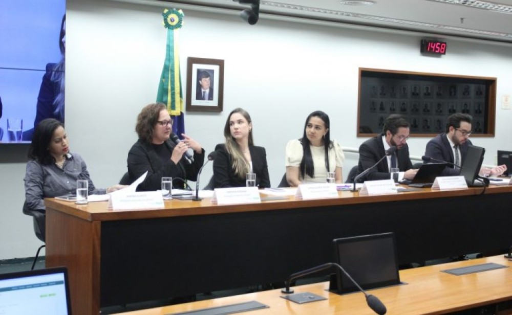 Especialistas defendem projetos que combatem importunação sexual e violação de privacidade