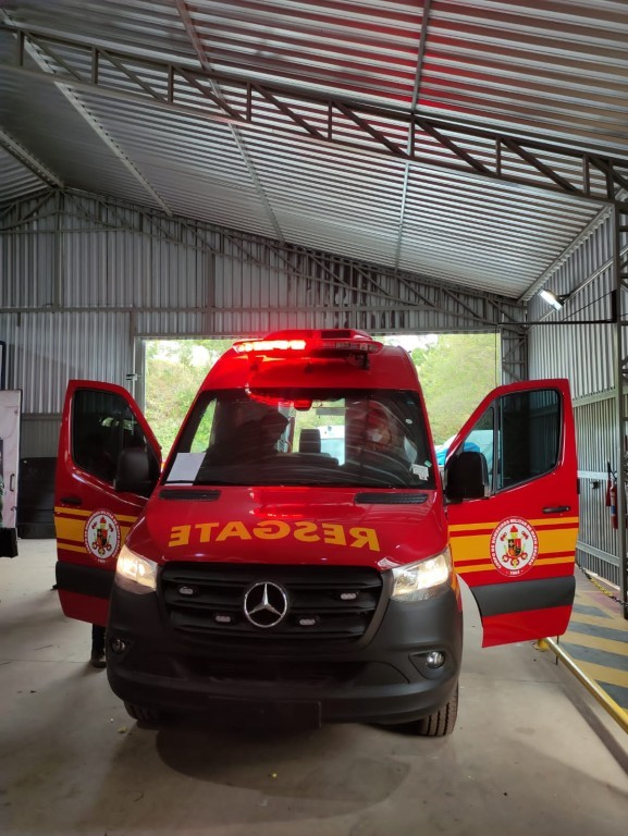 Bombeiros realizam desencarceramento de vítima após acidente entre caminhões na MT-220