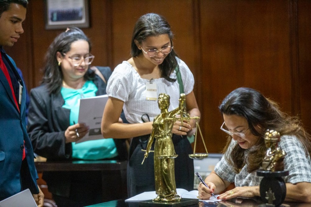 Nosso Judiciário: acadêmicos de direito da faculdade Unicentral visitam TJMT