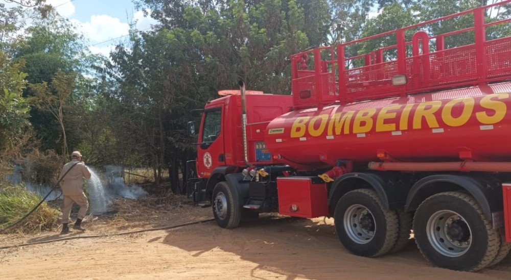 Bombeiros combatem incêndio em vegetação em Ecoponto de Primavera do Leste