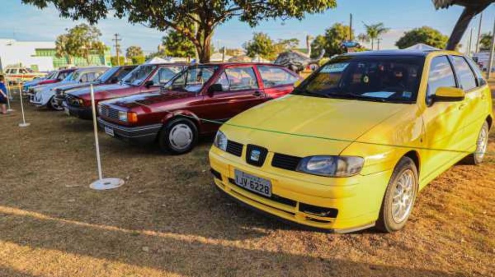 Encontro de Carros Antigos destina alimentos para assistência social