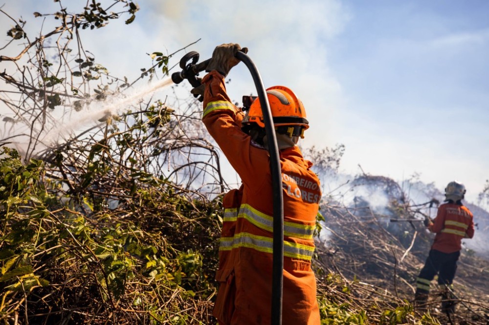 Corpo de Bombeiros reforça equipe de combate a incêndio em Cáceres; fogo em Poconé segue confinado nesta terça-feira (25)