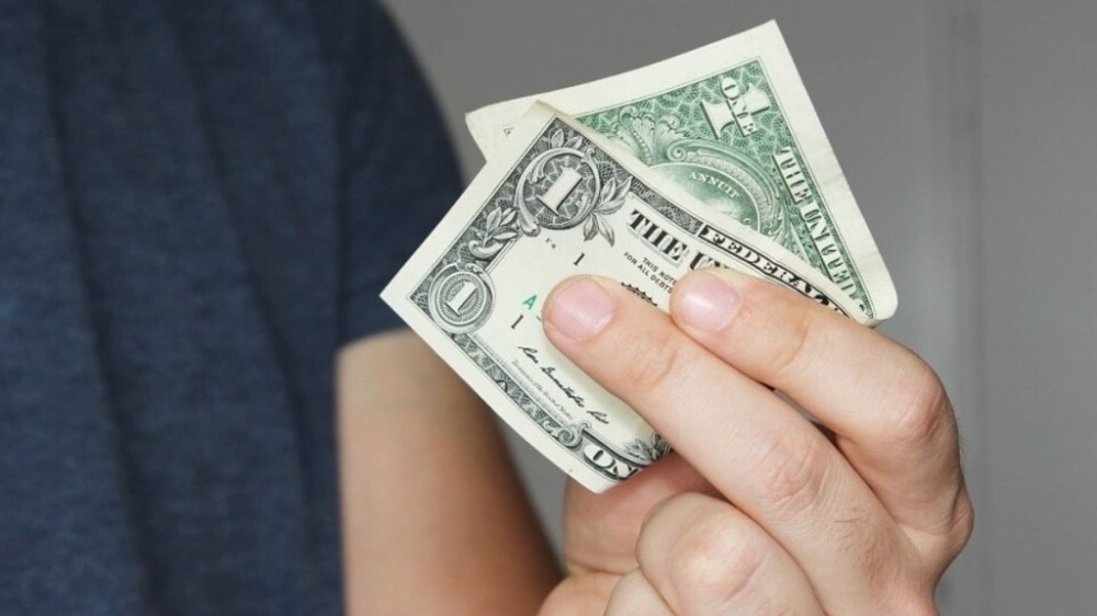 Dólar sobe para R$ 5,45, pressionado por Brasil e exterior